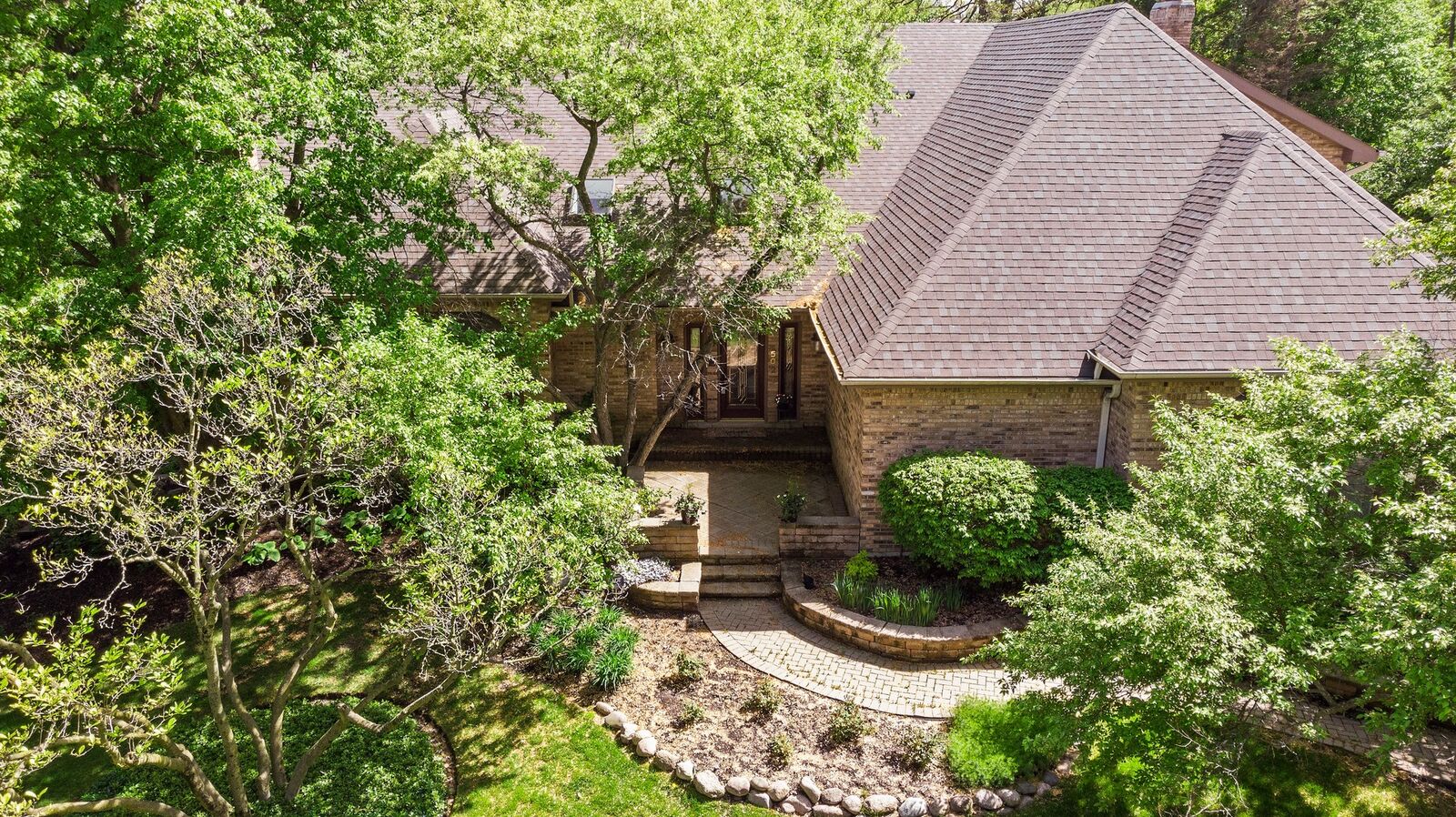 Property Photo:  502 Robinwood Lane  IL 60189 
