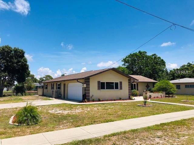 Property Photo: 521 Briarwood Road FL 34293