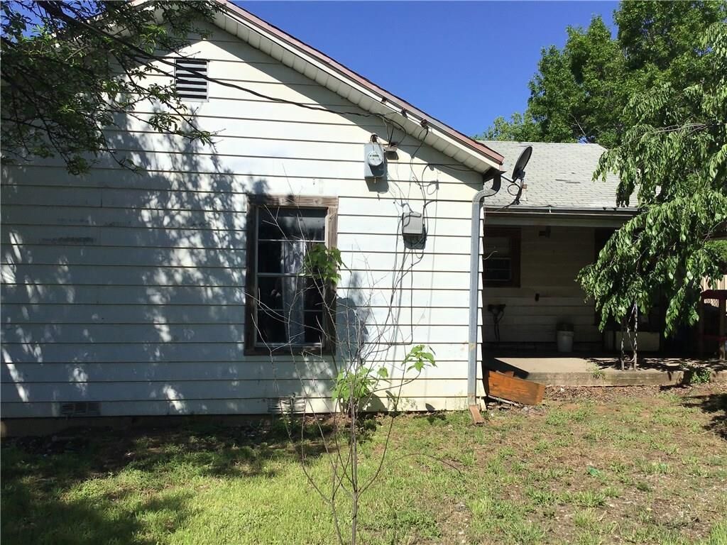 Property Photo:  204 Blevins Street  TX 76111 