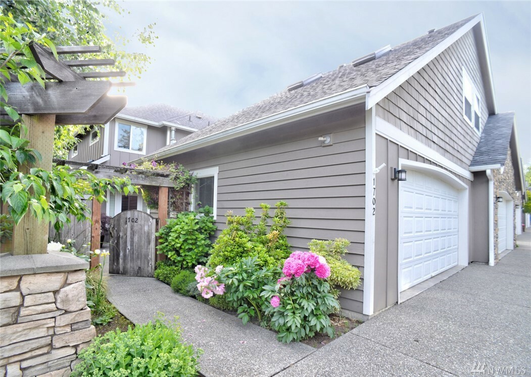 Property Photo:  1702 NW 195th St 1702  WA 98177 