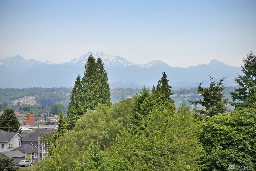 Property Photo: 1605 36th St 4 WA 98201