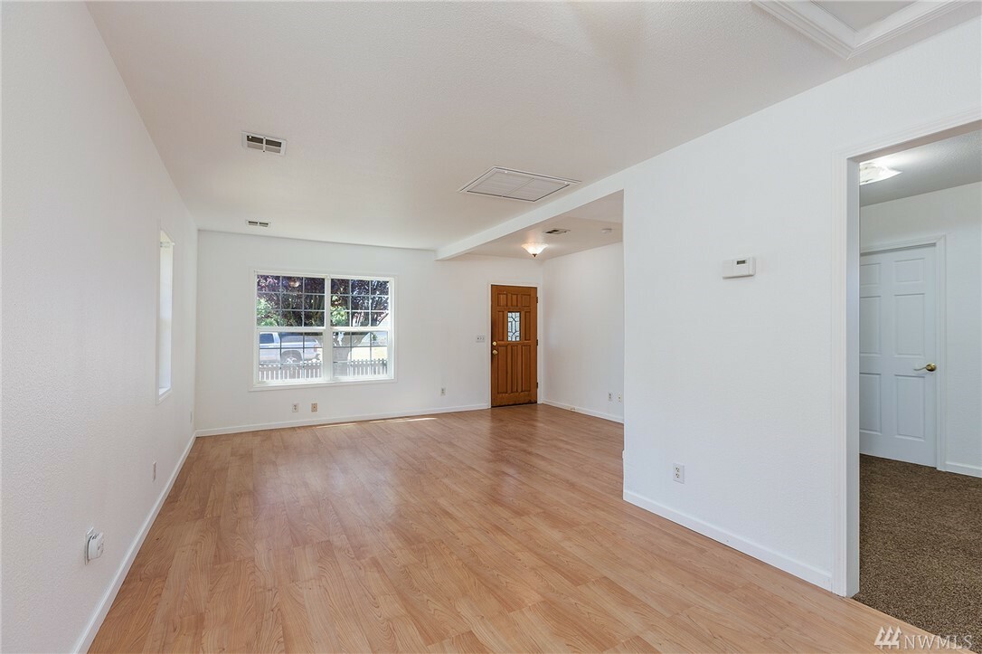 Property Photo:  204 Pike St NE  WA 98002 