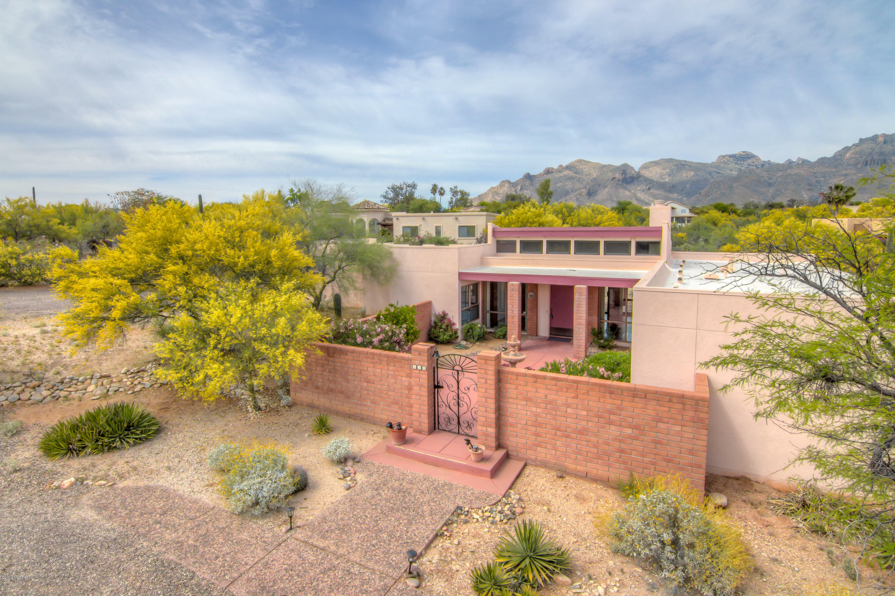 Property Photo: 815 E Placita De Roberta AZ 85718
