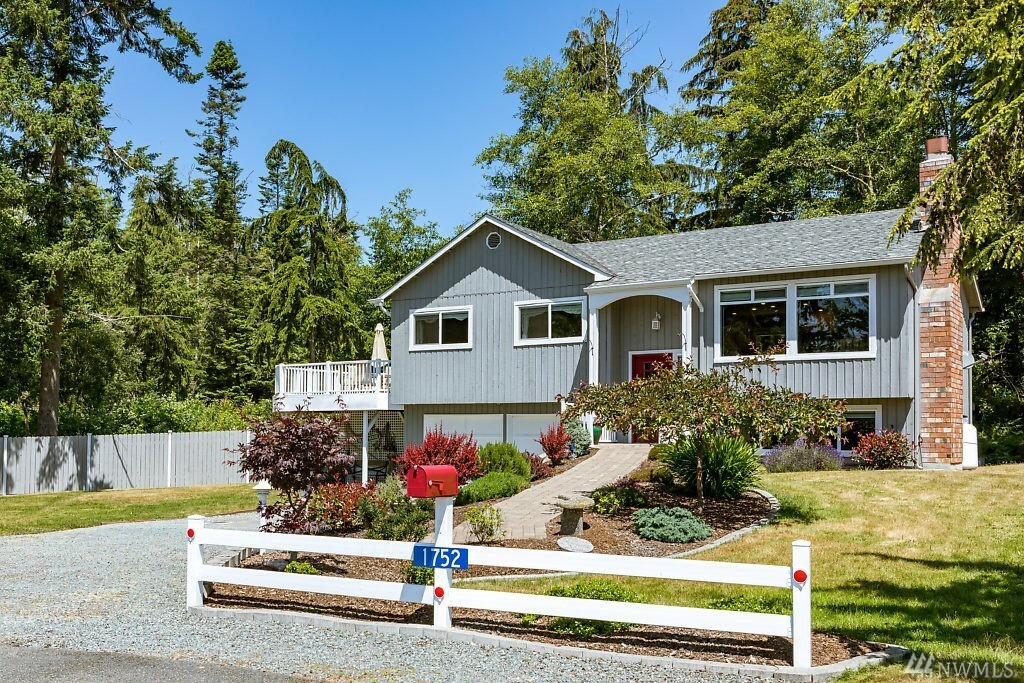 Property Photo:  1752 Seaview Ave  WA 98239 