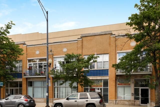 Property Photo:  1616 W Montrose Avenue 2P  IL 60613 