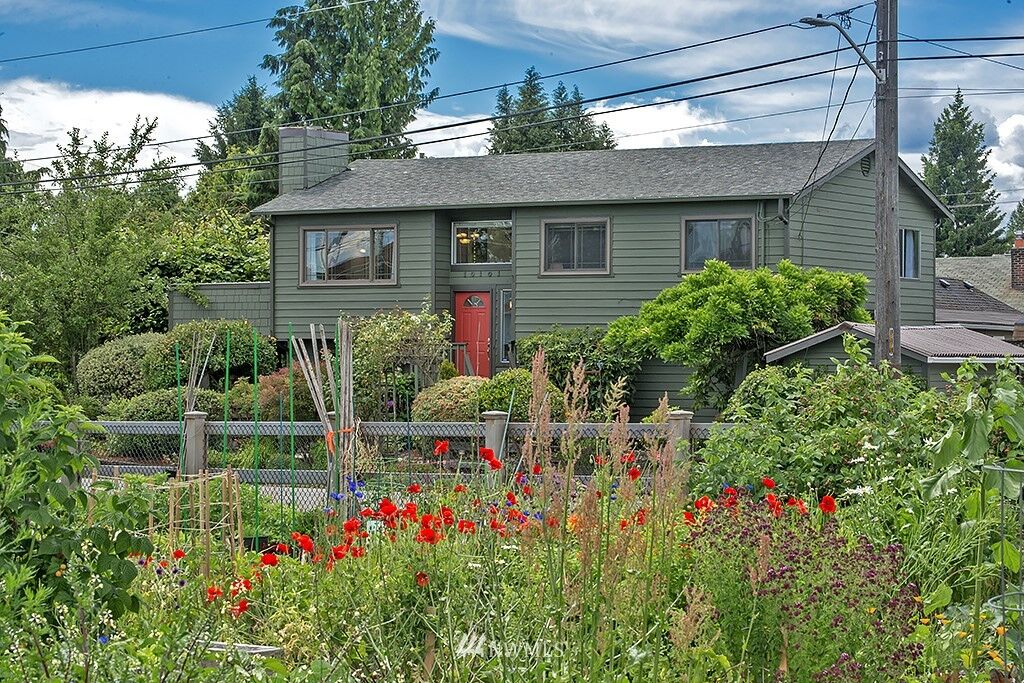 Property Photo:  10101 Evanston Avenue N  WA 98133 