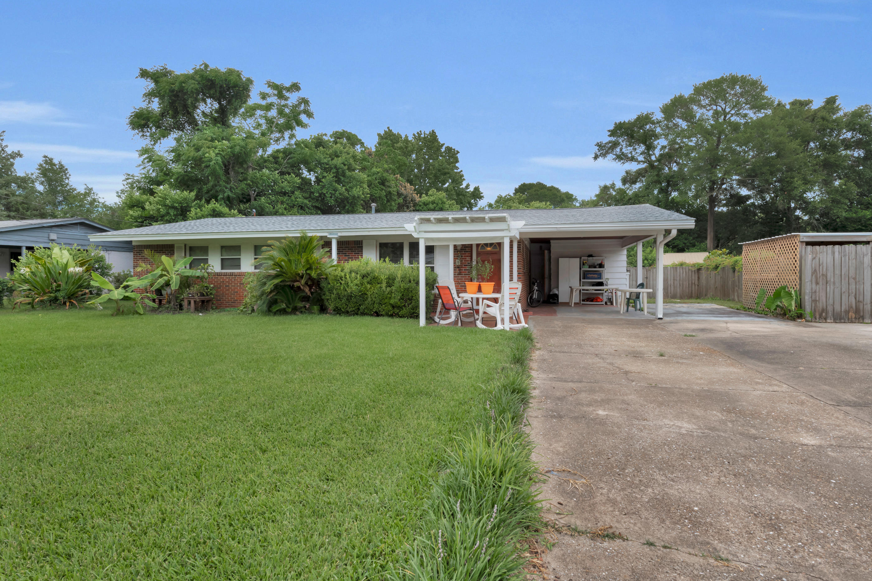 Property Photo: 213 NW Baker Avenue FL 32548