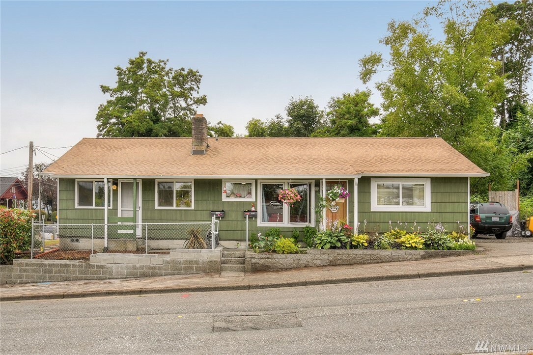Property Photo: 1105 13th St WA 98337