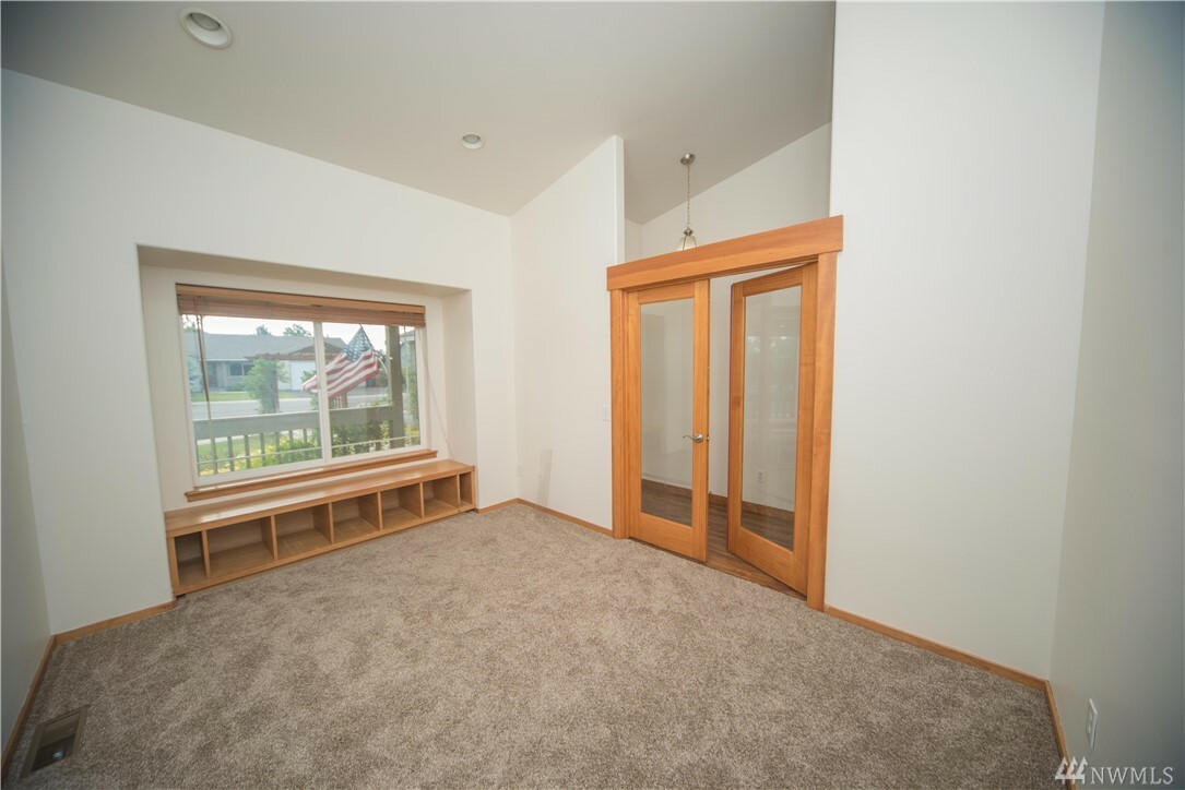 Property Photo:  106 N Benton St  WA 98934 