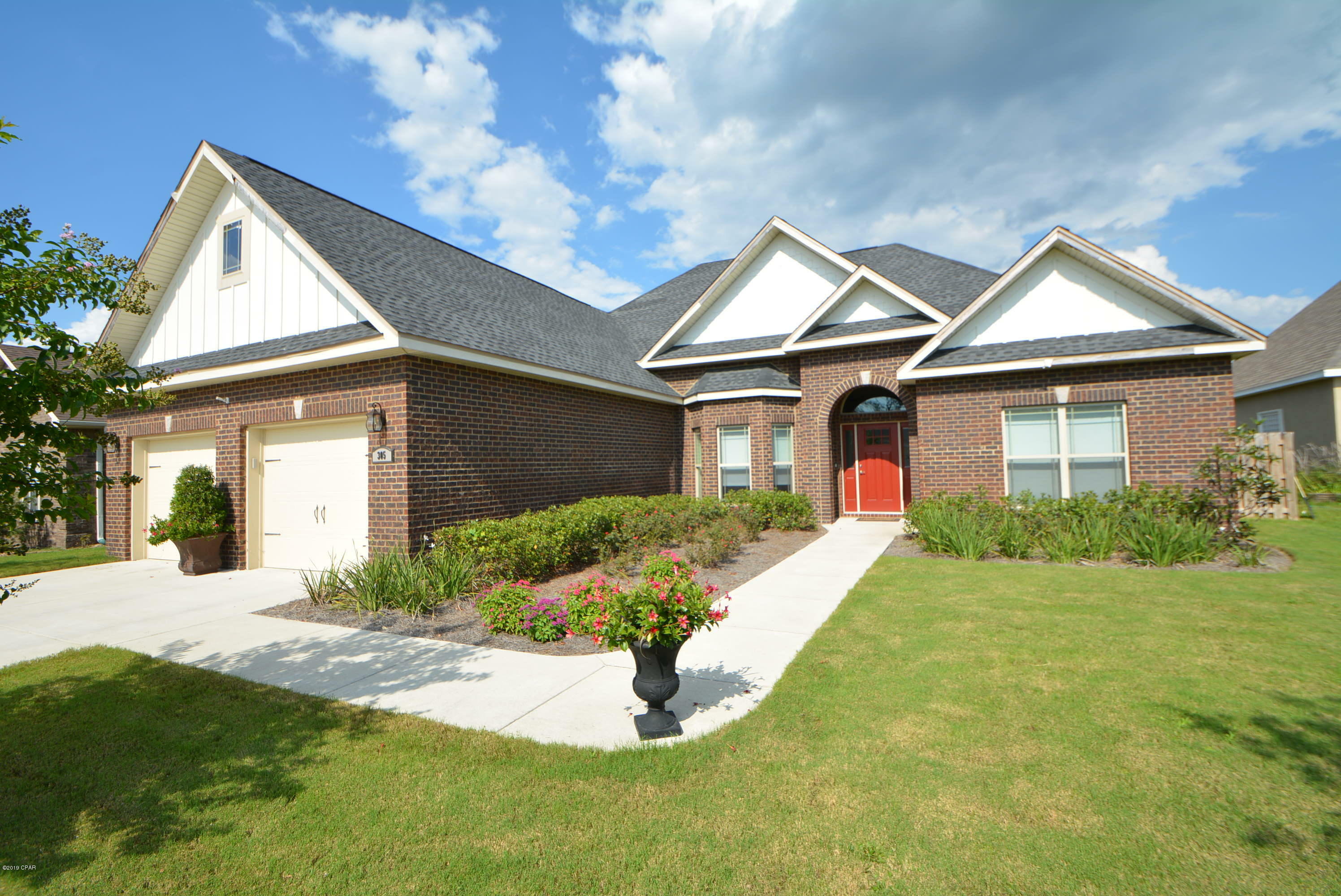 Property Photo: 305 Willow Way FL 32444
