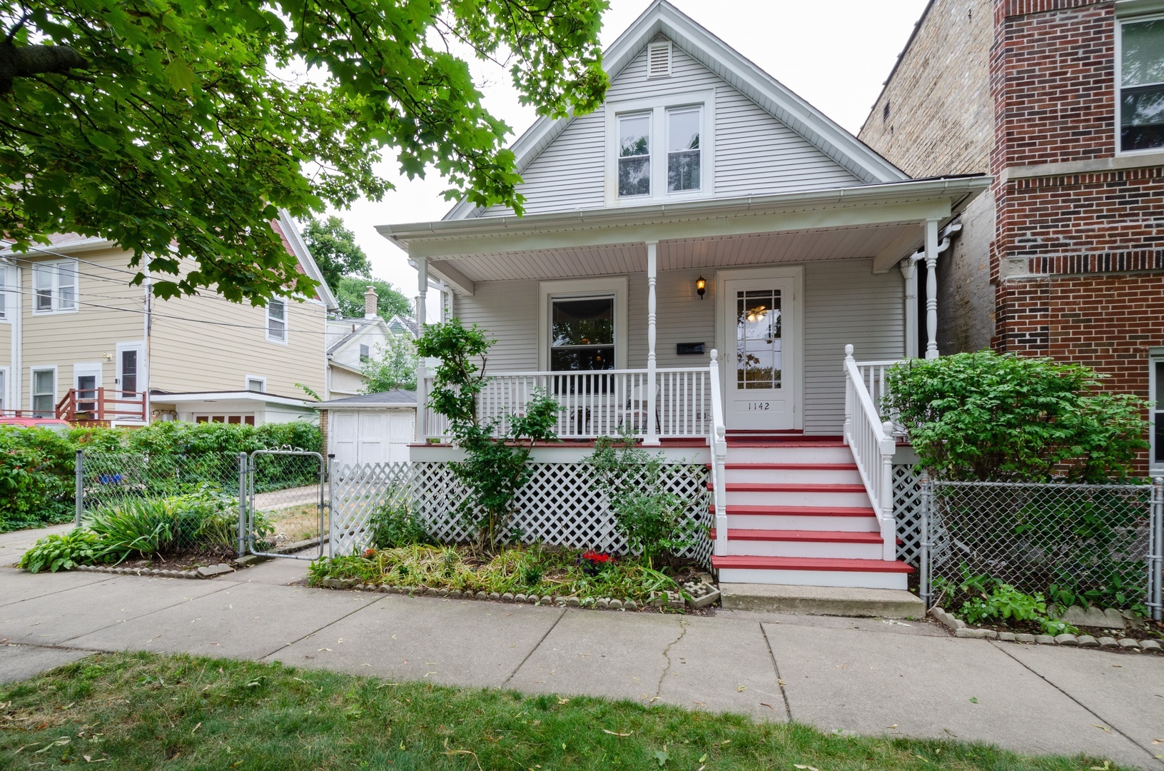 Property Photo:  1142 Ashland Avenue  IL 60202 