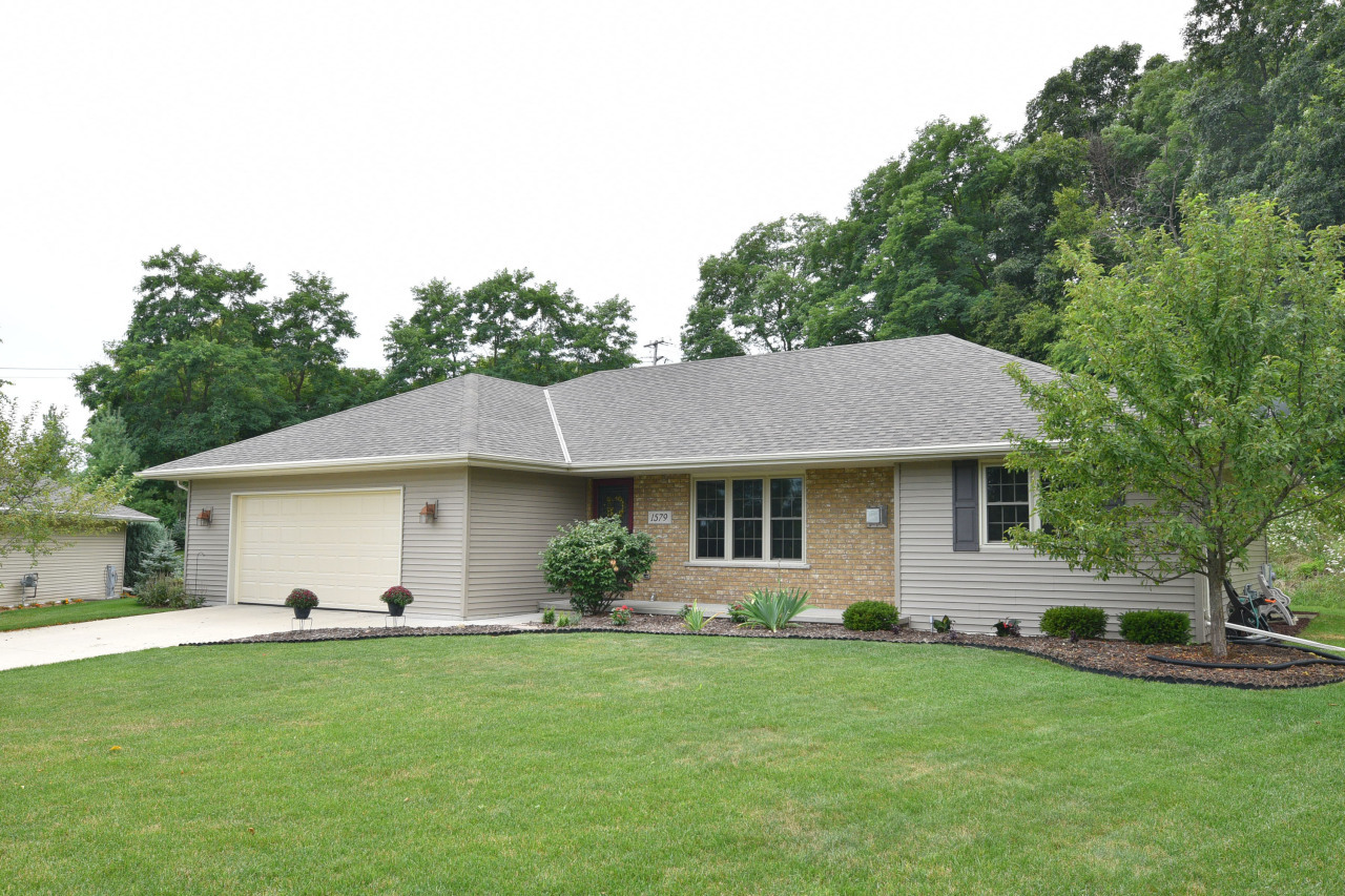 Property Photo:  1579 Woodridge Ln  WI 53024 