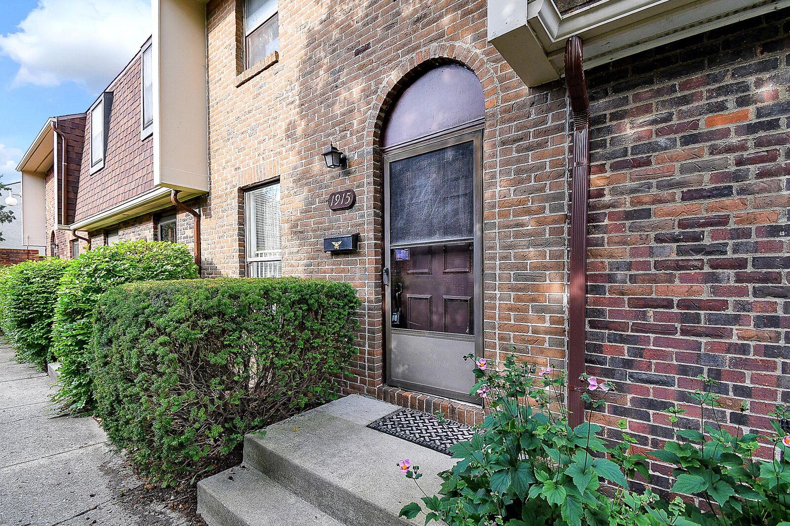 Property Photo:  1915 Willoway N Circle  OH 43220 