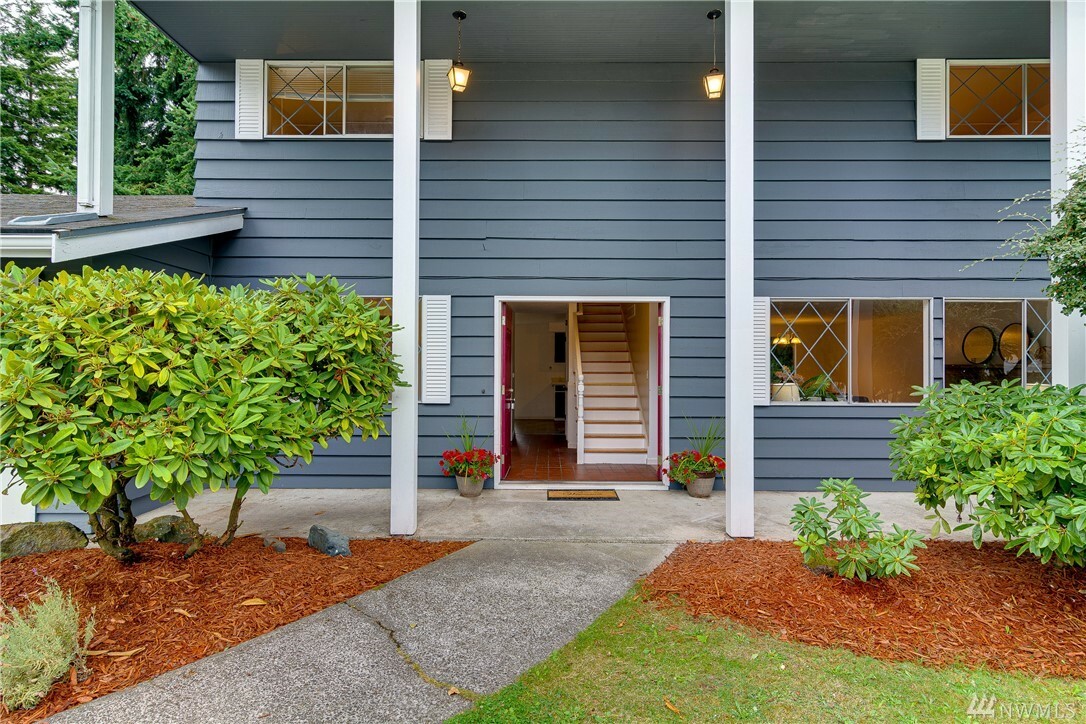 Property Photo:  2315 N 159th St  WA 98133 