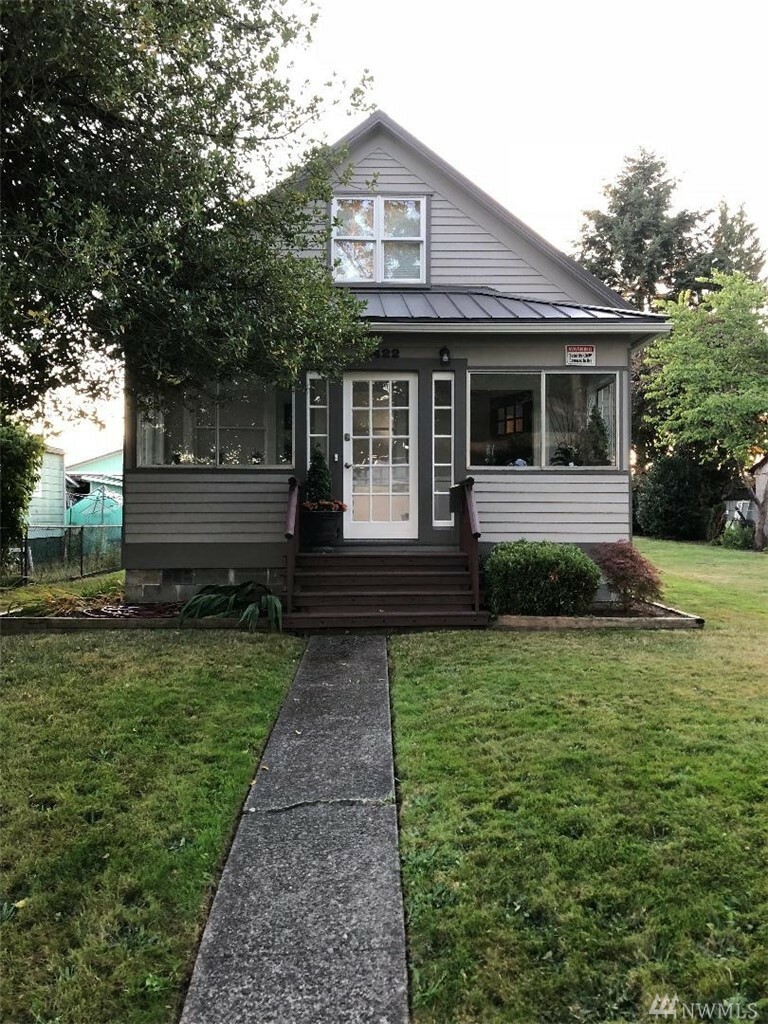 Property Photo:  2422 Cleveland Ave  WA 98201 