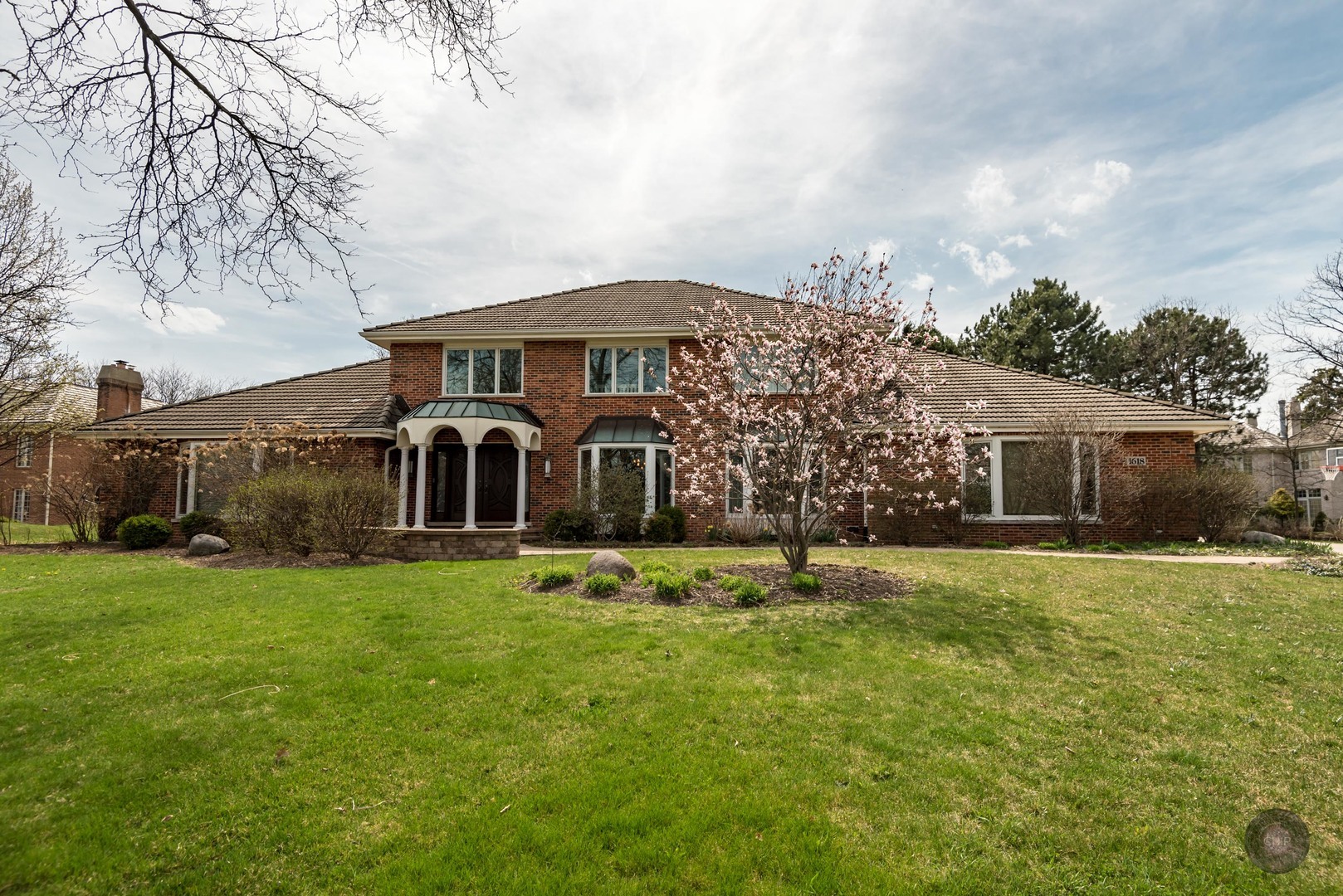 Property Photo: 1618 Midwest Club Parkway IL 60523