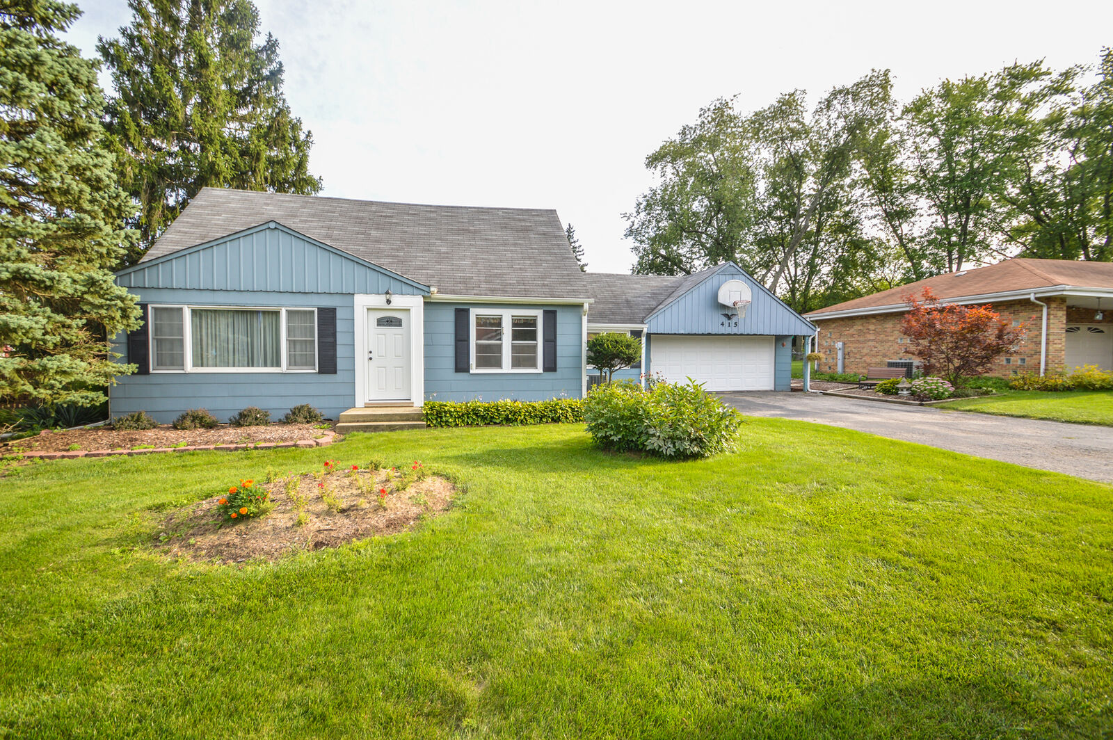 Property Photo:  415 East Riordan Road  IL 60181 
