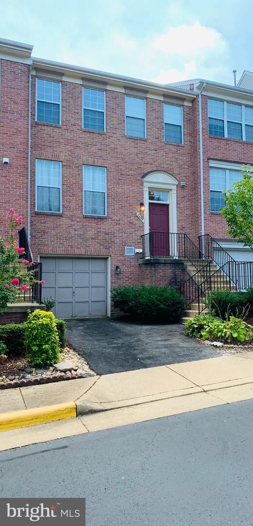 Property Photo: 7455 Gillingham Row VA 22315