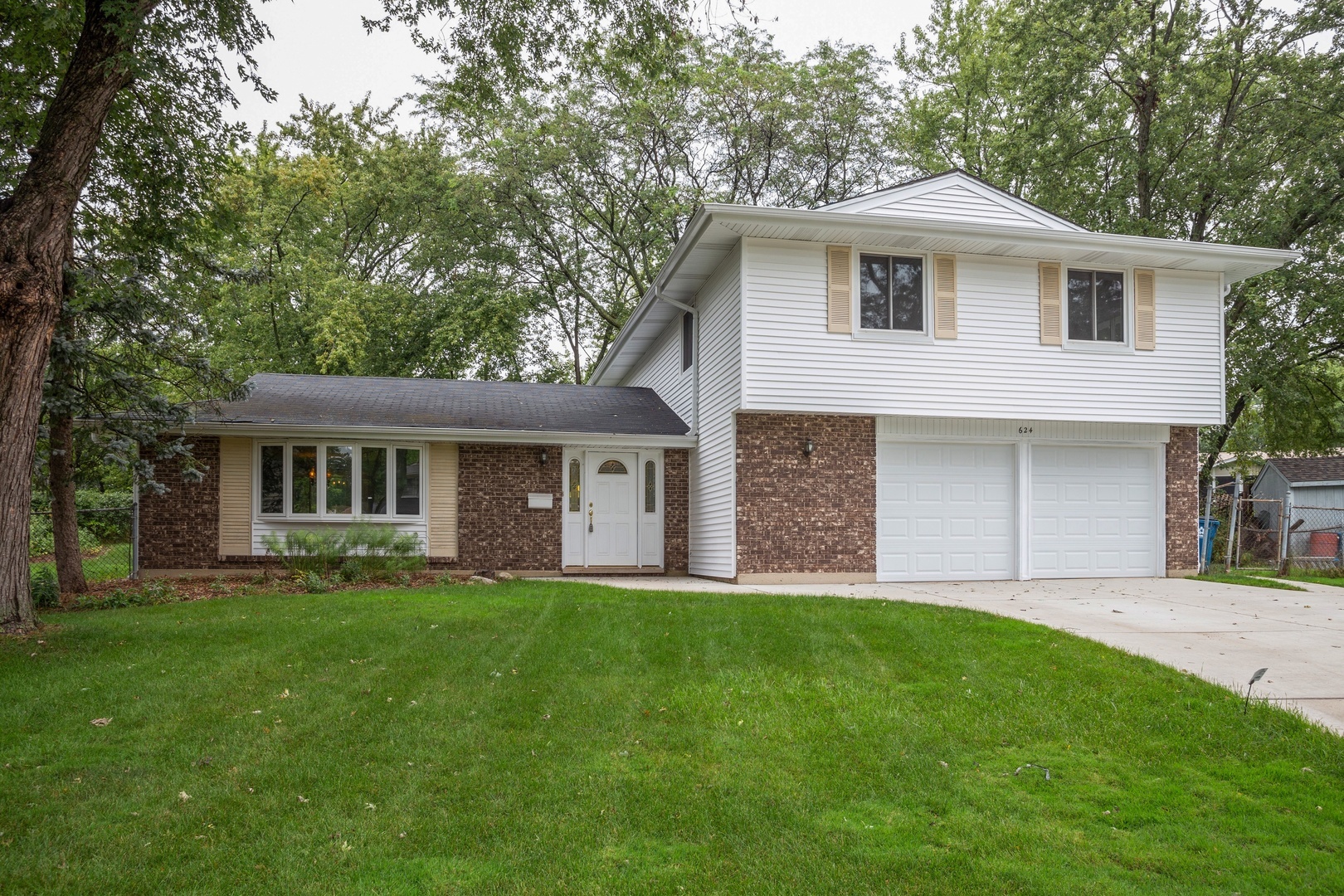 Property Photo:  624 Venice Court  IL 60193 