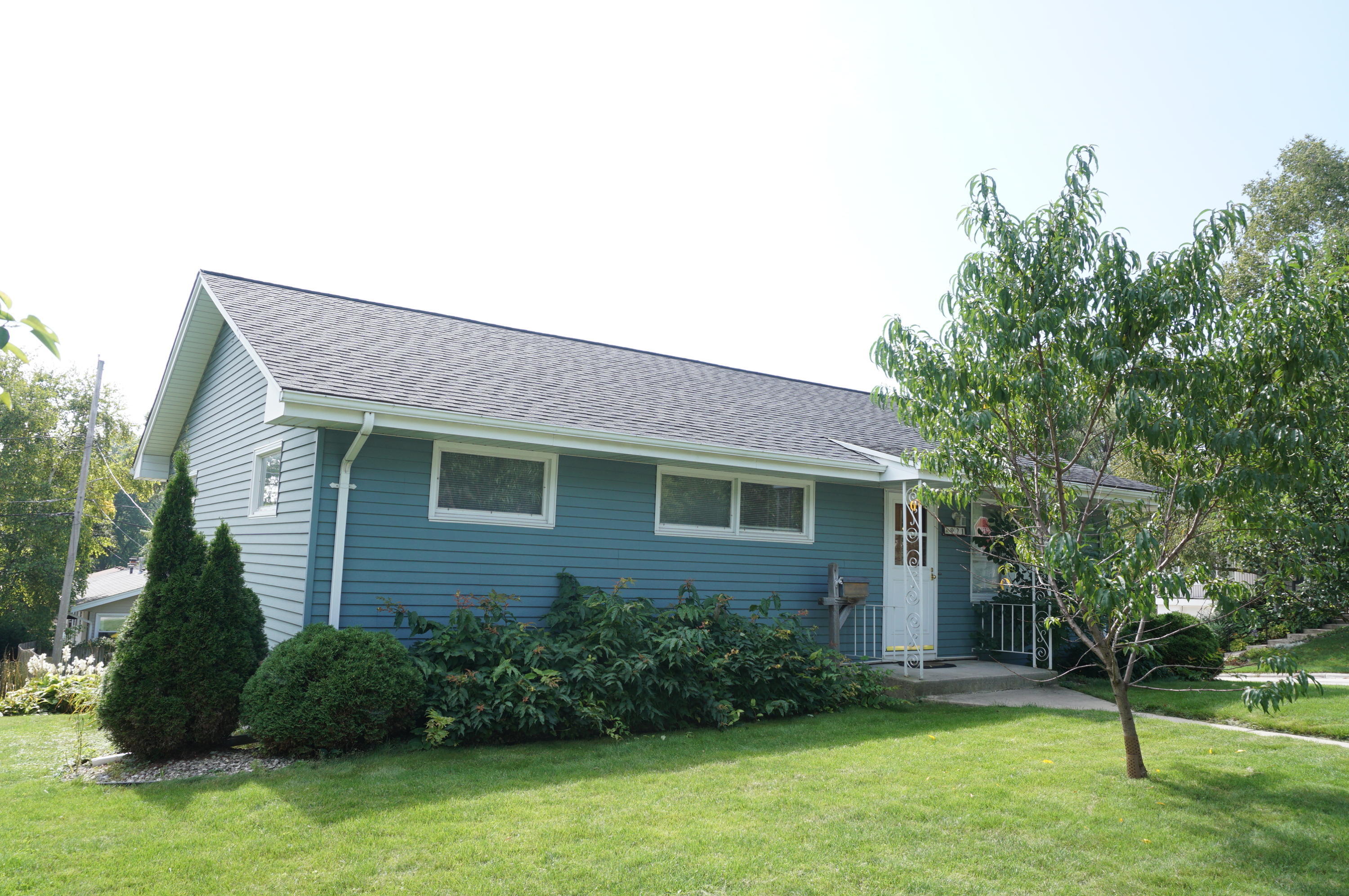 Property Photo:  921 W Lincoln Ave  WI 53074 