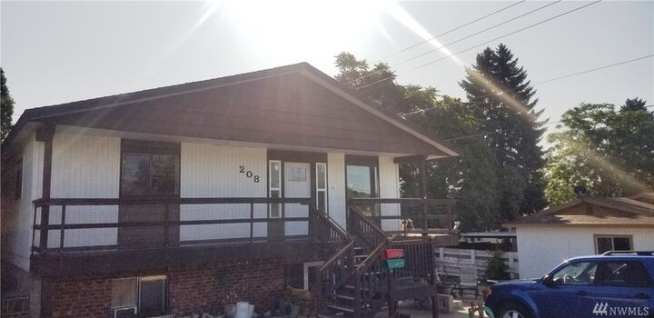 Property Photo: 208 Kenwood WA 98841