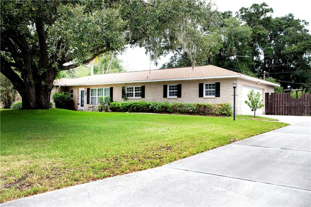 Property Photo:  2810 Springdell Circle W  FL 33596 