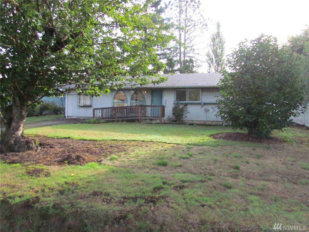 Property Photo:  715 NE 3rd Ave  WA 98604 