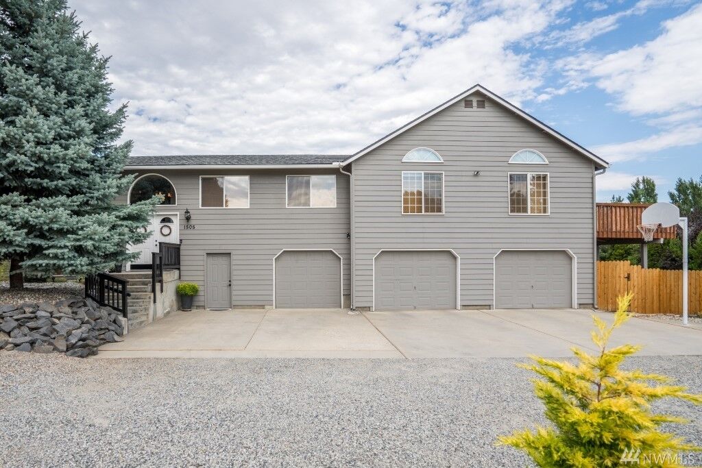 Property Photo:  1505  Pershing Street  WA 98801