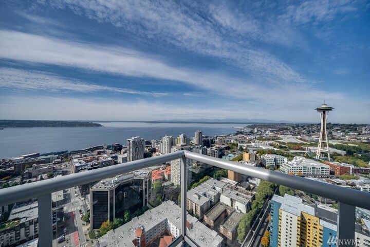 Property Photo: 583 Battery Street 4003 WA 98121