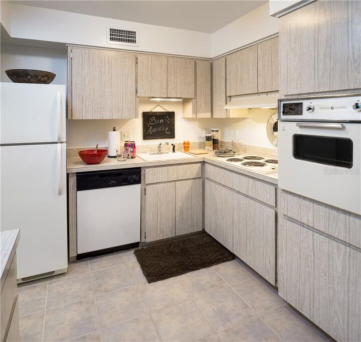 Property Photo:  2 S Lucerne Circle W 219  FL 32801 