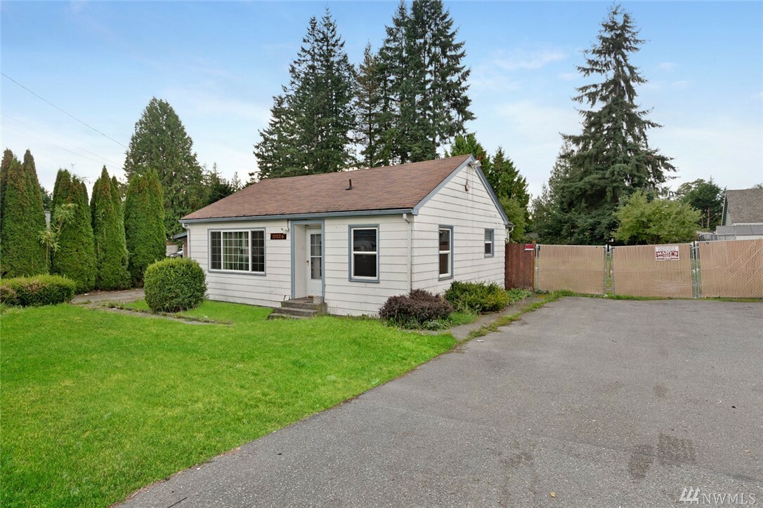 Property Photo:  10924 4th Ave W  WA 98204 