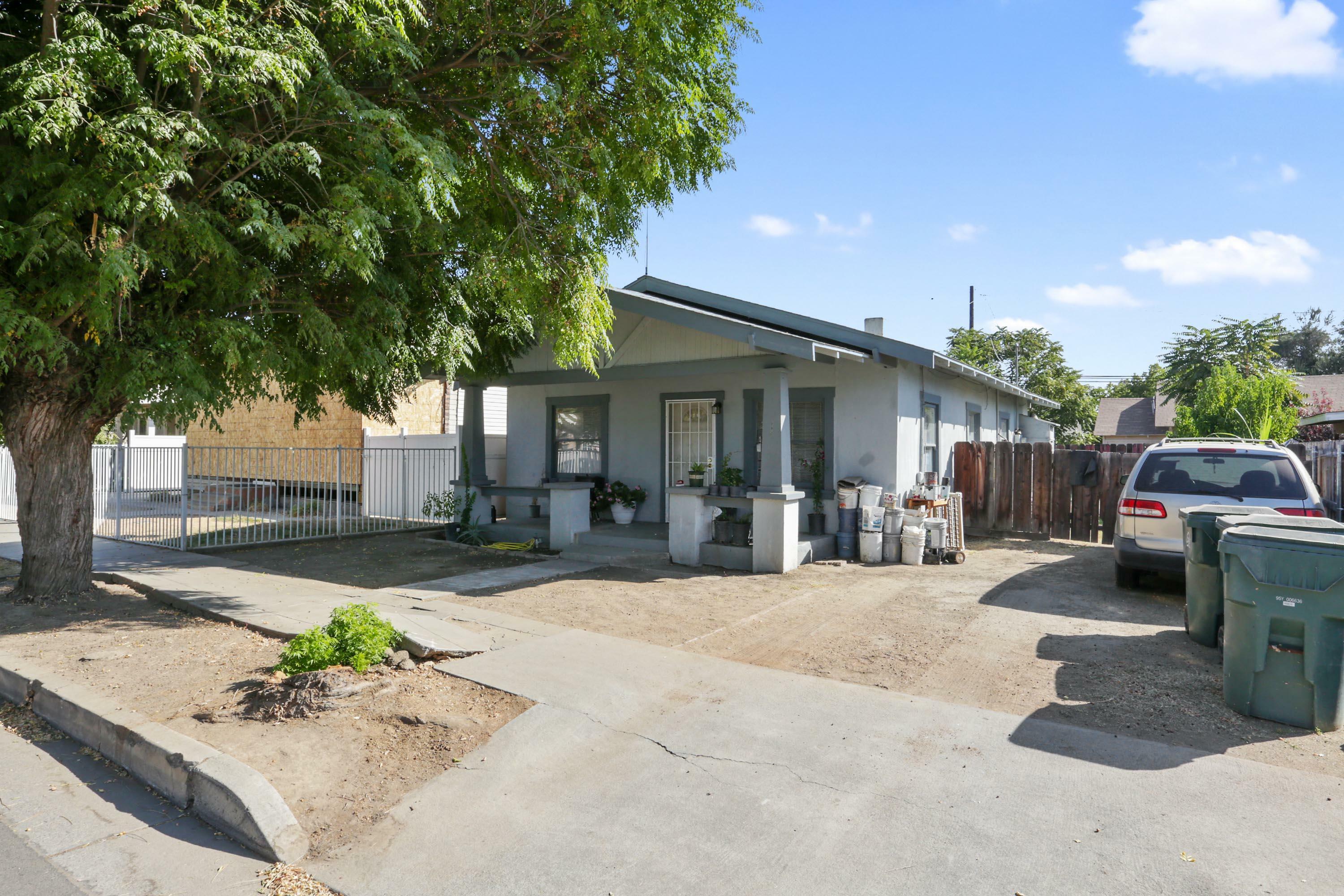 Property Photo:  257 S Orange Avenue  CA 93221 