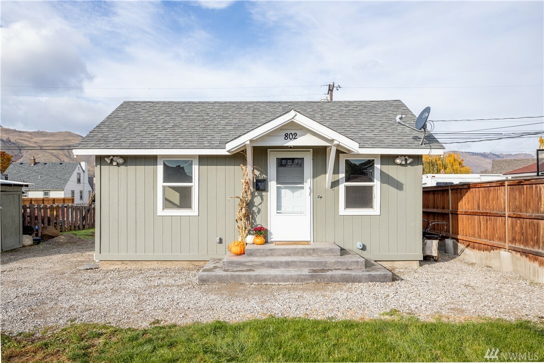 Property Photo:  802 Kittitas St  WA 98801 