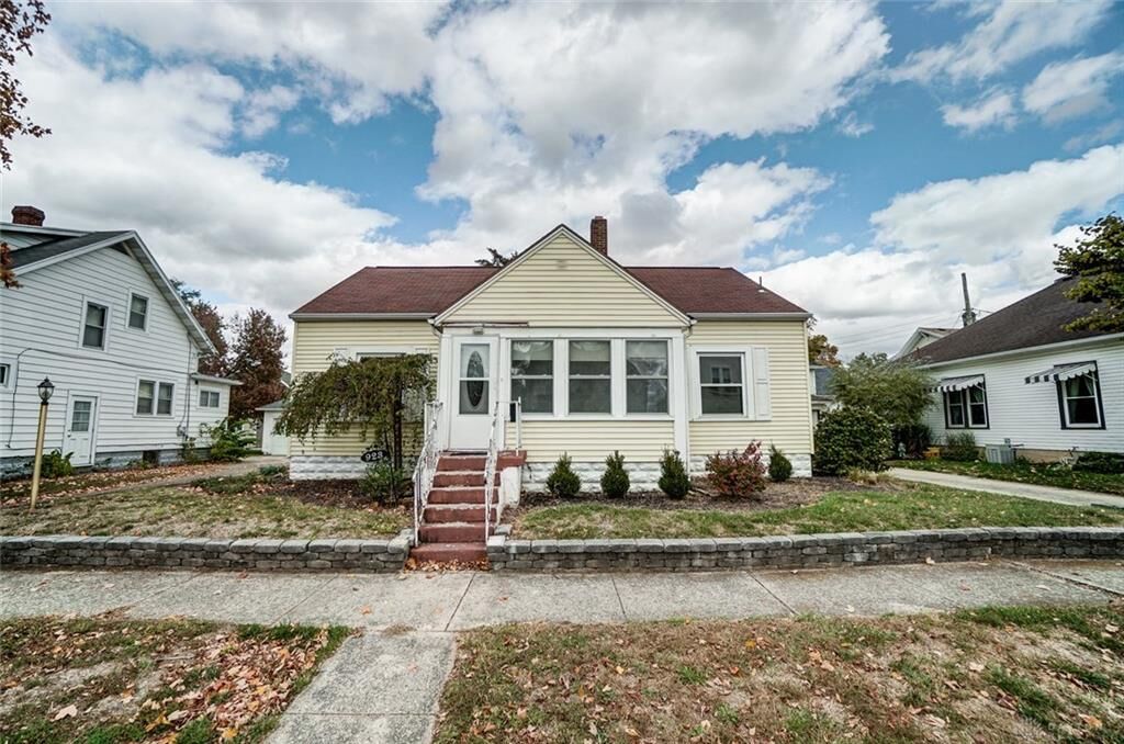 Property Photo: 923 E Franklin Street OH 45373