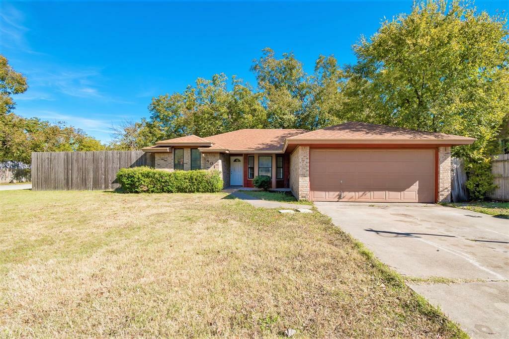 Property Photo:  401 Pemberton Drive  TX 76108 