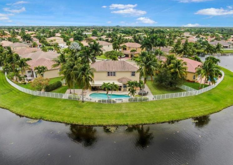 Property Photo: 6413 Melissa Way FL 33467