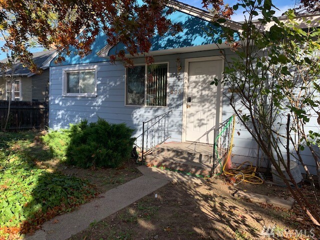 Property Photo: 623 Highland Dr WA 98801