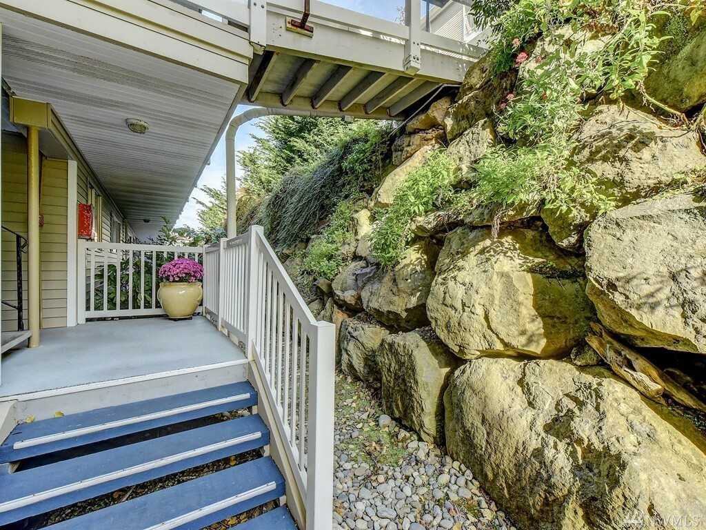 Property Photo: 10203 47th Ave SW D5 WA 98146