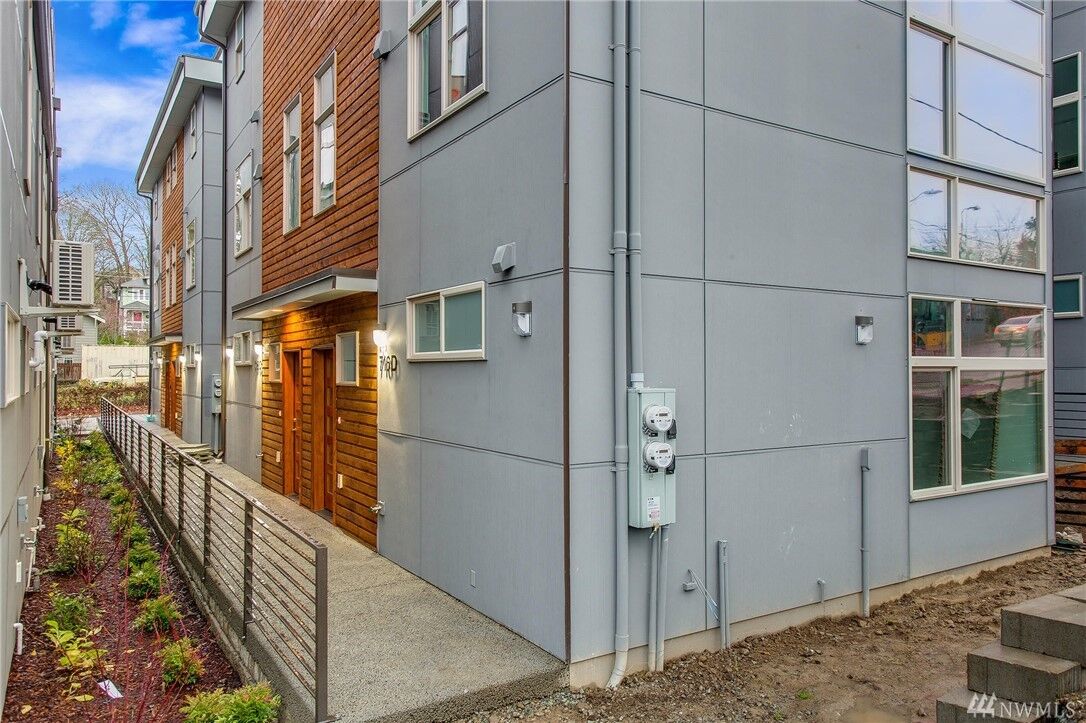 Property Photo:  716 A  Martin Luther King Junior Way  WA 98122 