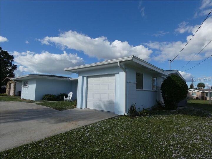 Property Photo: 437 Driftwood Road FL 34293
