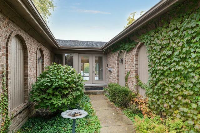 Property Photo:  810 West Exner Court  IL 60067 