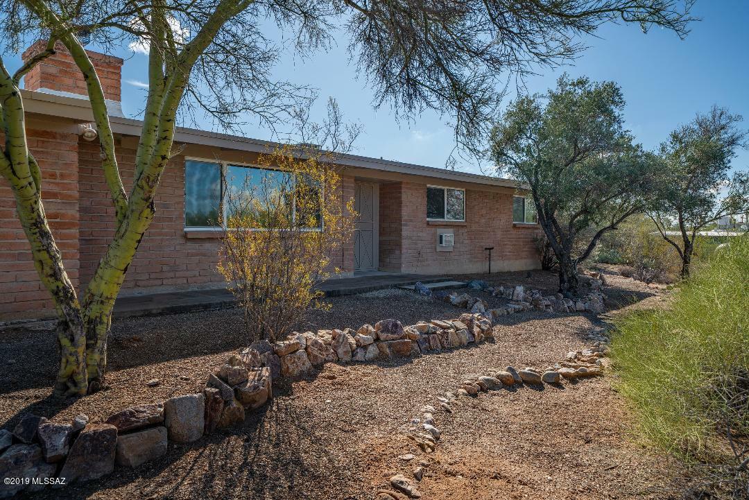 Property Photo: 1571 W Placita Alinada AZ 85704
