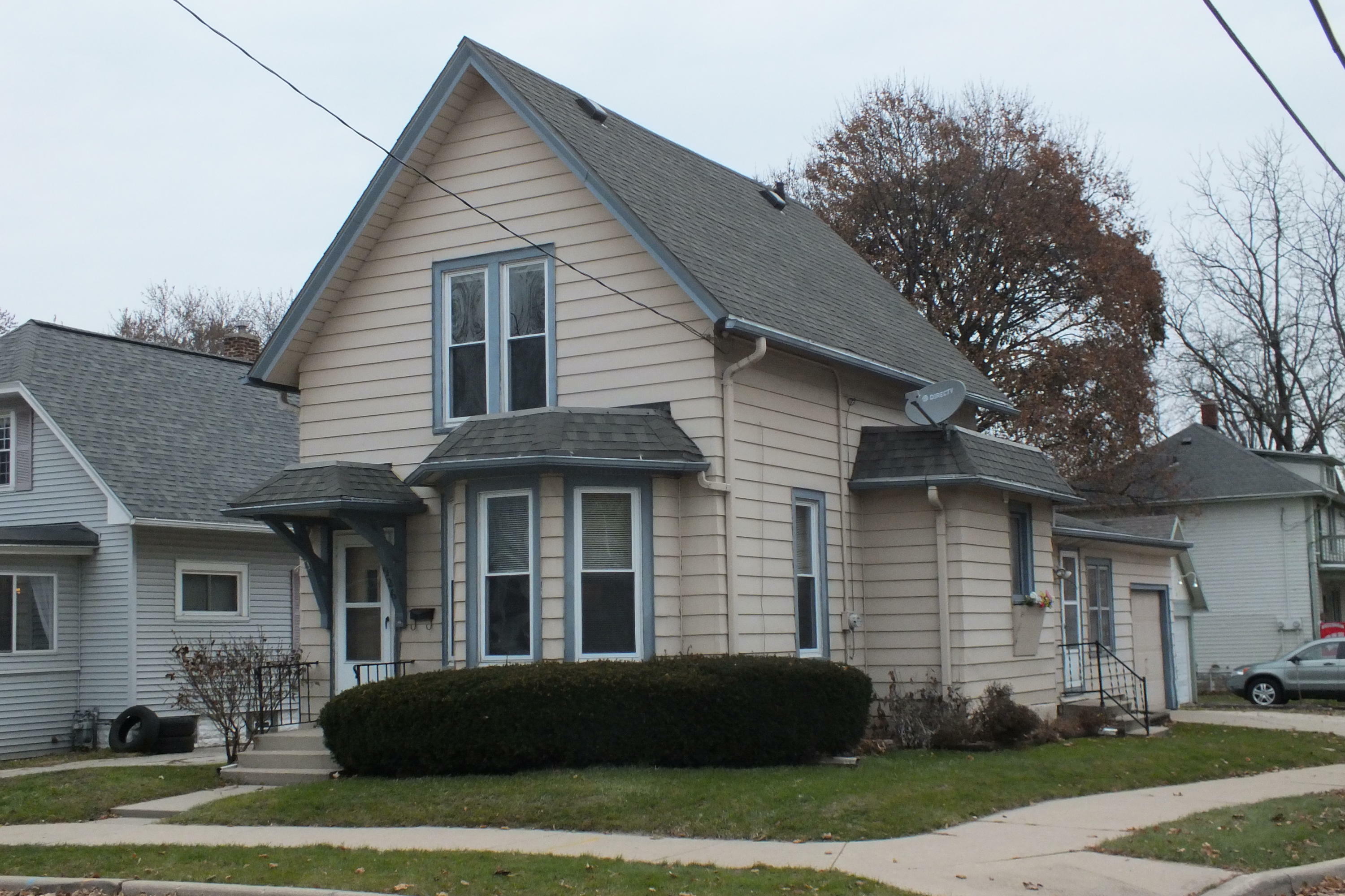 Property Photo:  926 Linden St  WI 53186 