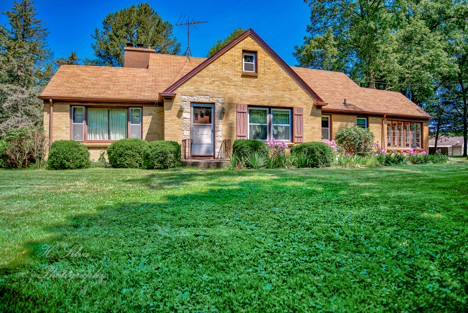 Property Photo:  1958 West Highland Avenue  IL 60123 