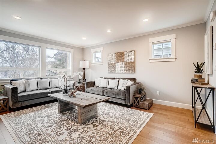 Property Photo:  622  Bell Street 101  WA 98020 