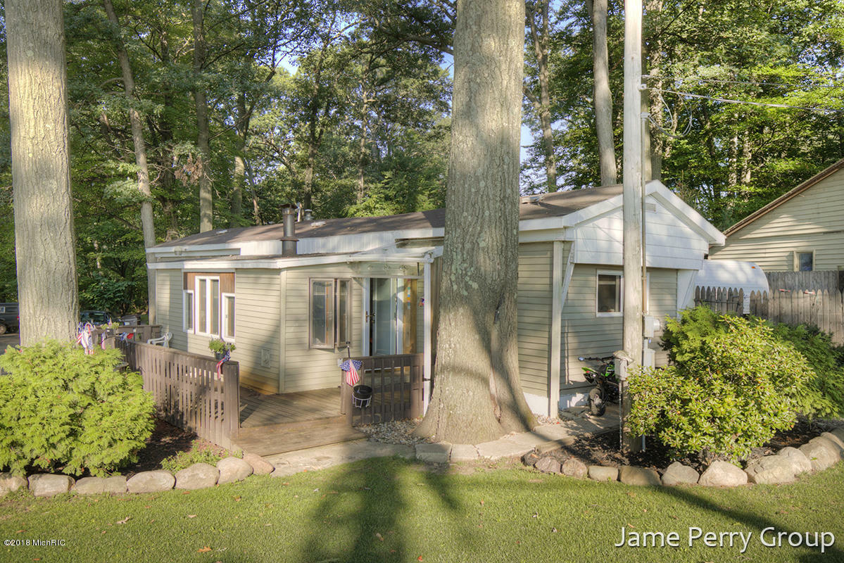 Property Photo:  15193 Lincoln Lake Avenue NE  MI 49326 