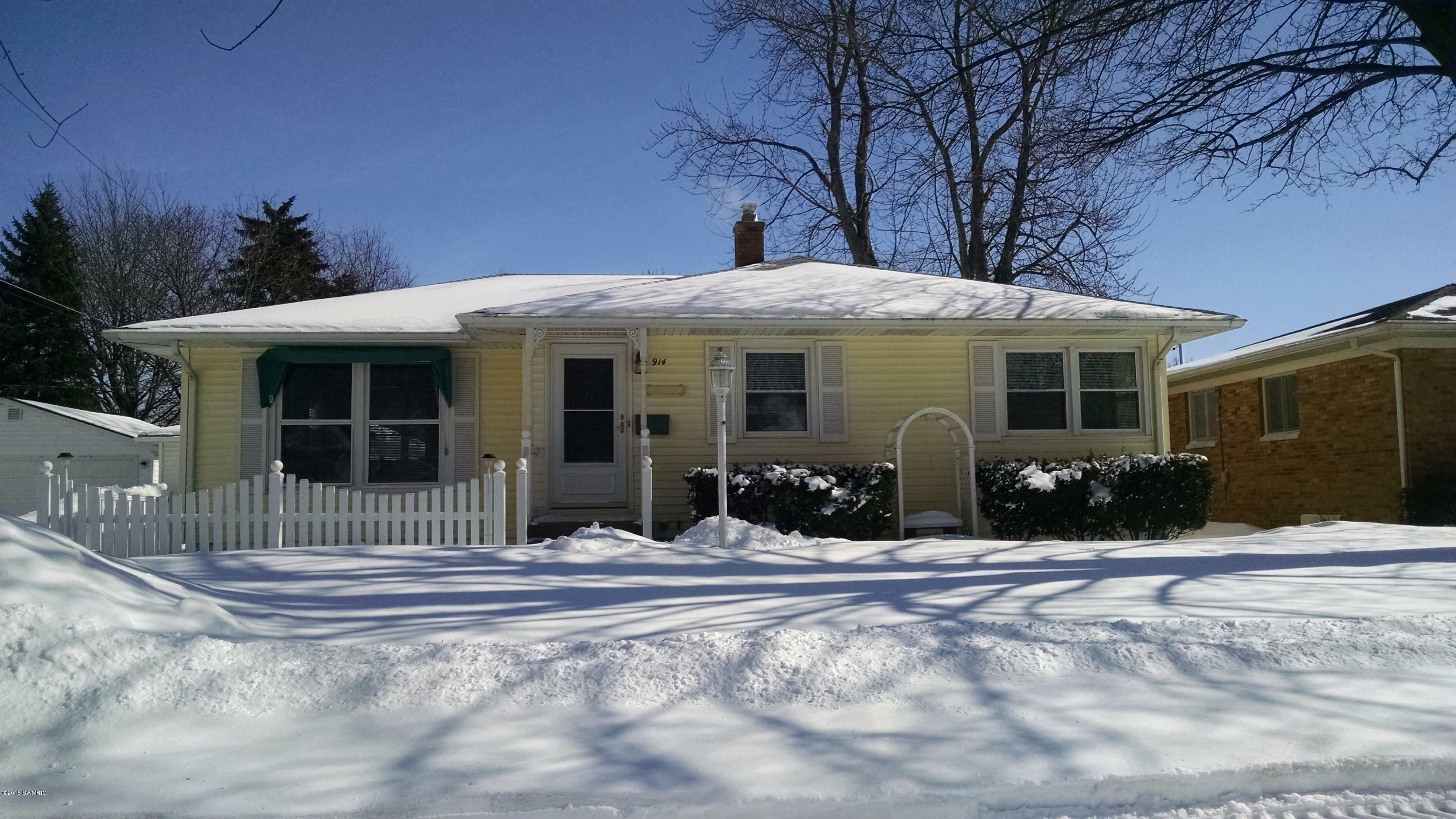 Property Photo:  914 S Ferry Street  MI 49417 