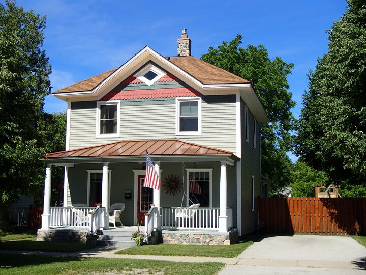 208 N Elizabeth Street  Whitehall MI 49461 photo