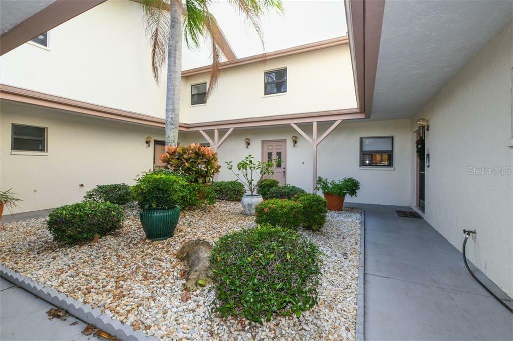 Property Photo:  1727 Lake Place 1727-C  FL 34293 