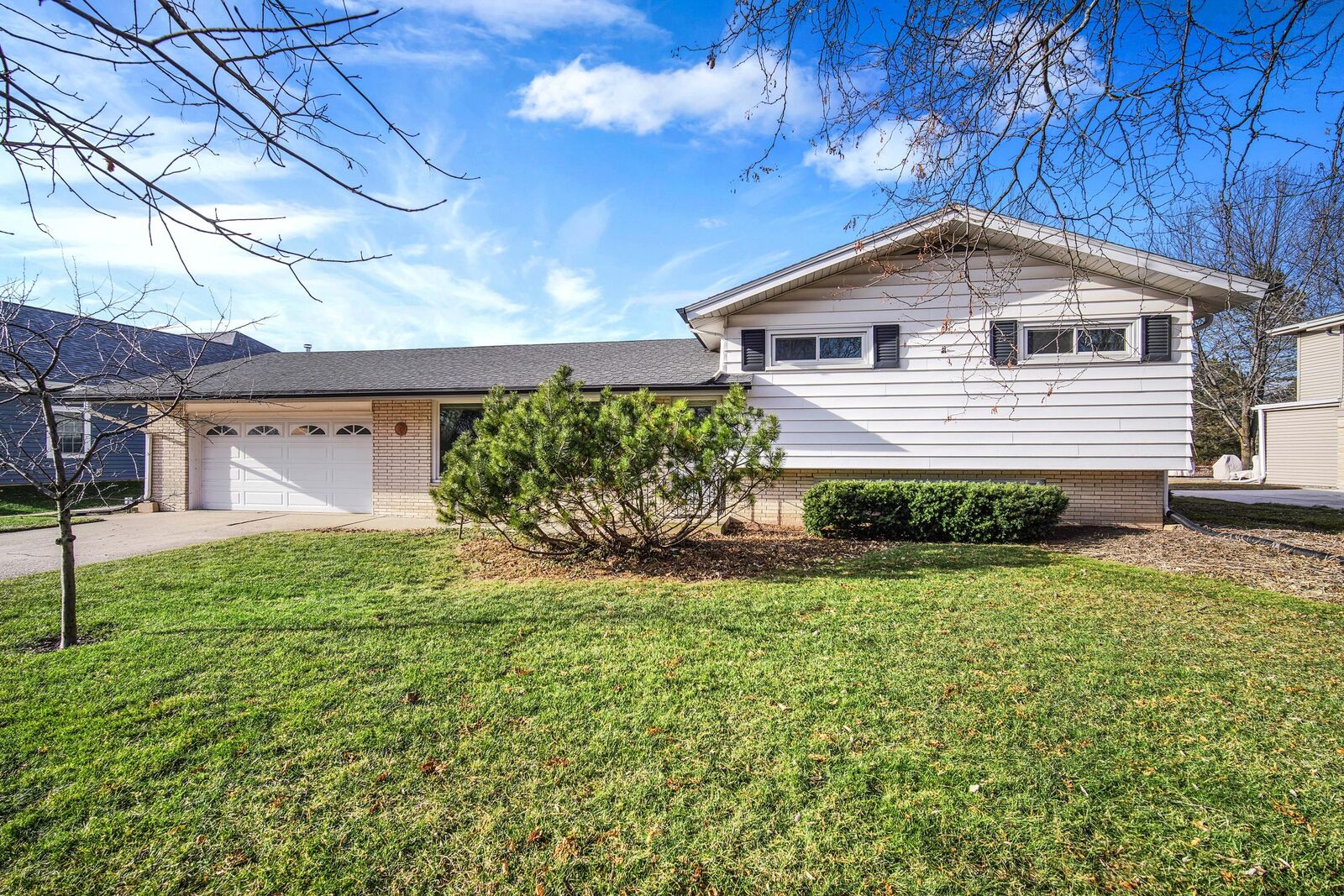 Property Photo:  8575 N Manor Ln  WI 53217 